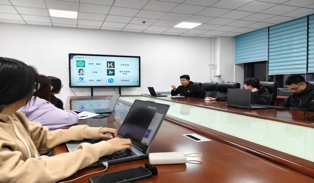 提升數字素養，賦能職業未來——機械工程學院就業委員會開展辦公技能與AI應用專項培訓